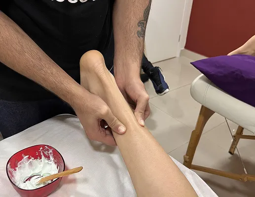 Sessão de fisioterapia para os pés na Massagem Fit